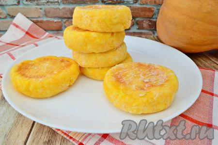 Сырники, благодаря тыкве, получаются нежными, сочными и очень вкусными. Я люблю их есть со сметаной, но можно их подать и с мёдом, джемом или вареньем.