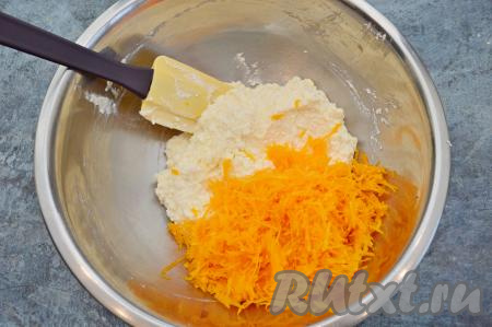 150 грамм тыквы, заранее очищенной от кожуры и семечек с волокнами, натереть на мелкой тёрке и добавить в творожную массу.