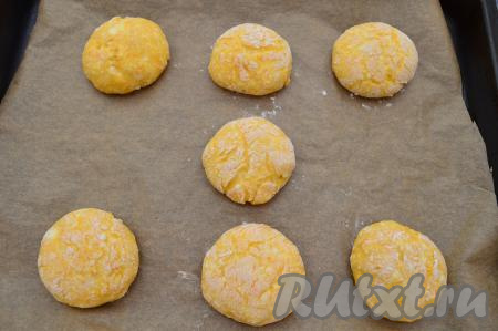 Выпекать сырники с тыквой в разогретой до 180 градусов духовке 20 минут.