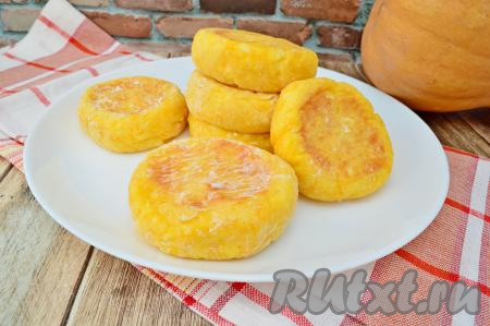 Пышные, яркие сырники, приготовленные из творога и тыквы, достать из духовки, переложить на тарелку и можно подавать к столу.