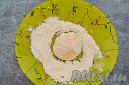 Влажными руками отщипнуть кусочек творожно-тыквенного теста и сформировать округлый сырник. Обвалять его в муке со всех сторон. Так как тесто для сырников должно быть липким, то я советую обязательно смачивать руки водой перед формовкой сырника. Так тесто не пристаёт к рукам и сырники лучше обваливаются в муке.