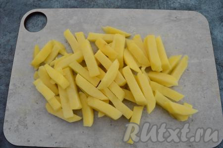 Очищенную картошку нарезать на брусочки среднего размера.
