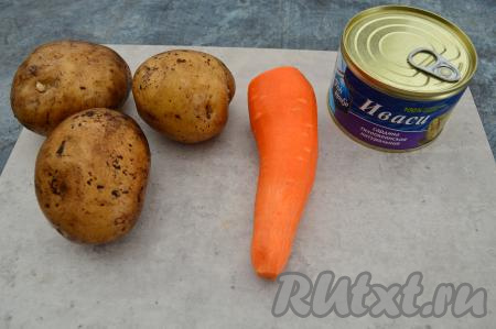 Подготовить продукты для приготовления рыбного супа из консервов "Иваси". Прежде всего влить в кастрюлю 2 литра воды, поставить на огонь, довести воду до кипения.