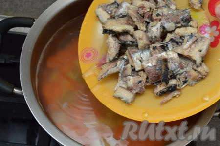 После того как овощи проварятся 15 минут, выложить в кастрюлю подготовленные кусочки иваси вместе с жидкостью из банки с консервами и лавровый лист, дать рыбному супу закипеть, уменьшить огонь, проварить 3 минуты. Затем суп посолить (добавляя соль, учитывайте, что консервы солёные), варить ещё 5 минут (картошка и морковь должны стать достаточно мягкими и легко прокалываться вилкой) и убрать с огня.