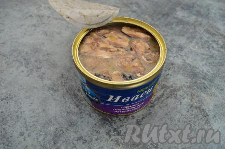 Открыть банку с консервами "Иваси" в собственном соку.