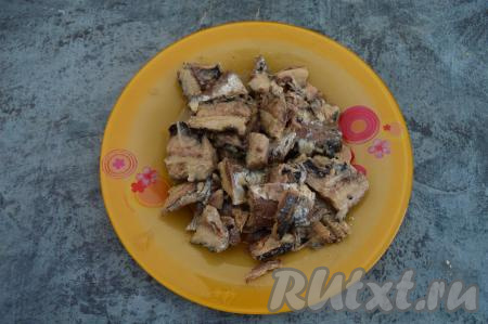 Переложить рыбку на тарелку, по желанию, разделить кусочки рыбы на части, удаляя из кусочков иваси хребтовую кость. 