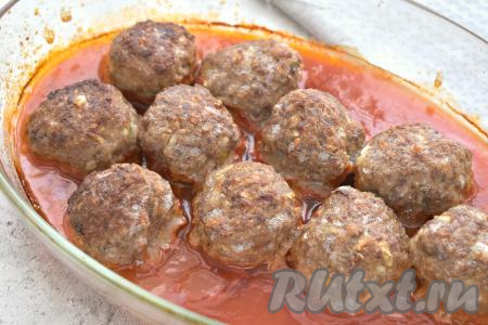 Готовим тефтели в томатном соусе в духовке 20-25 минут.