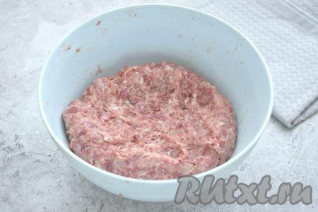 Тщательно перемешиваем в миске получившийся фарш.