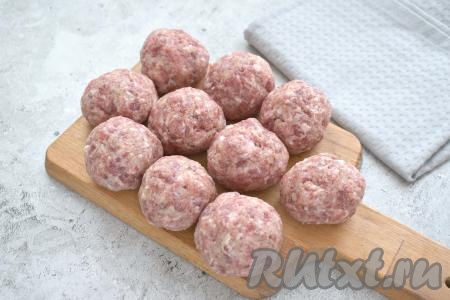Лепим из получившегося фарша круглые тефтели (у меня получилось 10 штук). Для удобства лепки тефтелей можно слегка смочить ладони холодной водой.