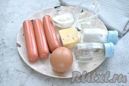 Подготовим продукты для приготовления омлета в сосисках в духовке. Сосиски можно выбрать любого сорта, но обязательно от проверенного производителя и только лучшего качества.