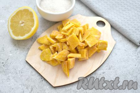 Пластины сушёного манго нарезаем на небольшие кусочки.