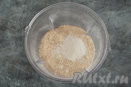 В небольшую ёмкость всыпать муку, получившуюся из овсяных хлопьев, добавить разрыхлитель, перемешать до однородности.