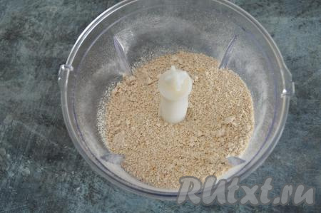 Смолоть овсяные хлопья в муку при помощи измельчителя (можно смолоть и с помощью комбайна, погружного блендера или электрокофемолки).