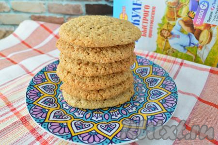 Вкусное, сладкое, достаточно рассыпчатое печенье, приготовленное из овсяных хлопьев без добавления пшеничной муки, подать к столу. Я люблю кушать это печенье, запивая молоком.