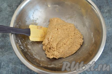 Перемешать массу лопаткой до однородности. Овсяное тесто получится липковатым, но хорошо держащим форму.