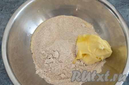 В миску к смеси из яиц, сахара и соли всыпать смесь из измельчённых овсяных хлопьев и разрыхлителя, добавить сливочное масло комнатной температуры.
