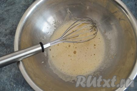 В отдельную миску вбить сырое яйцо, всыпать сахар и соль. Перемешать яичную массу венчиком до однородности. Сильно взбивать не нужно, просто, чтобы сахар начал немного растворяться.