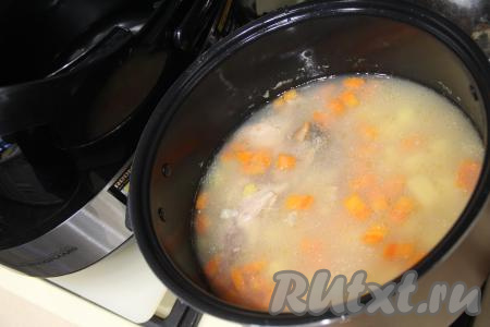 Установить чашу в мультиварку, закрыть крышку и выставить режим "Суп" на 1 час. После звукового сигнала открыть мультиварку. Горох бывает разным, поэтому обязательно попробуйте горох на вкус, если он ещё твердоват, тогда продолжите варить ещё в течение минут 10 (или до готовности гороха) на режиме "Суп". У меня по прошествии часа колотый горох полностью сварился. Если для варки супа использовали мясо на косточке, тогда нужно отделить мясо от костей.