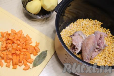 Горох промыть водой, затем вместе с копчёным мясом поместить в чашу мультиварки. Морковь нарезать на кубики.&nbsp;