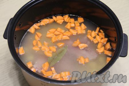 Влить в чашу мультиварки 2 литра воды, добавить лавровый лист.