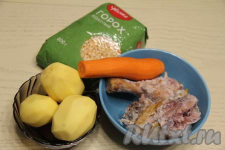 Подготовить продукты для приготовления горохового супа-пюре с копчёностями в мультиварке. Картошку и морковь почистить. В этот раз я готовила гороховый суп-пюре с замороженными кусочками копчёной курицы.