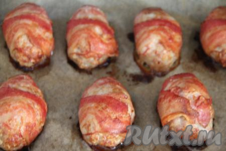 Запекать котлеты в беконе минут 35 при температуре 180 градусов.