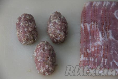 Хорошо вымесить фарш и сформировать продолговатые котлетки (я сформировала 10 котлет).