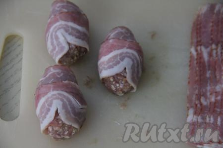 Обернуть каждую котлету в полоску бекона.