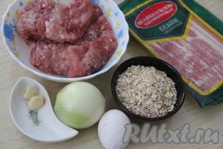 Подготовить продукты для приготовления котлет в беконе в духовке. Лук и чеснок почистить. Фарш можно приготовить из любого мяса, можно взять и покупной фарш. Я приготовила фарш, пропустив кусочки мякоти свинины через мясорубку.