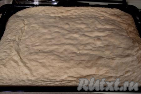 Выпекать бисквитный корж минут 10 при температуре 180 градусов. Для того чтобы проверить готовность коржа, проколите его сухой зубочисткой, если зубочистка останется сухой и после прокалывания, значит доставайте противень из духовки. Очень важно не пересушить корж.