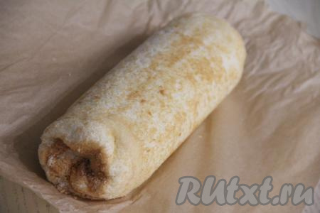 Завернуть рулет в пергамент и убрать в холодильник на ночь.&nbsp;