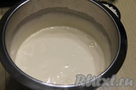 Взбить яйца с сахаром миксером в течение минут 7 (до пышного и светлого состояния).