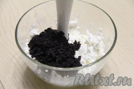 Затем в получившуюся творожную массу добавить остывшую маковую начинку.