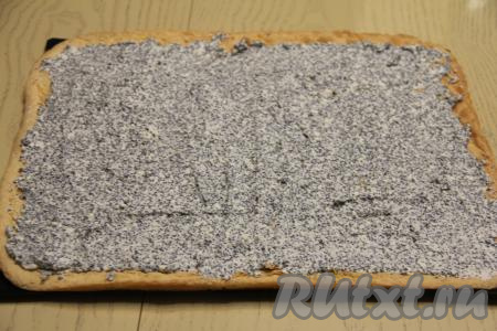 Смазать остывший бисквитный корж творожно-маковой массой.&nbsp;