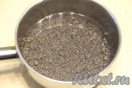 Для этого в сотейнике нужно соединить мак, 30 грамм сахара, ванильный сахар и воду, поставить на огонь, а после закипания варить на среднем огне минут 25 (до полного испарения жидкости). Затем снять с огня и дать маковой начинке остыть.&nbsp;