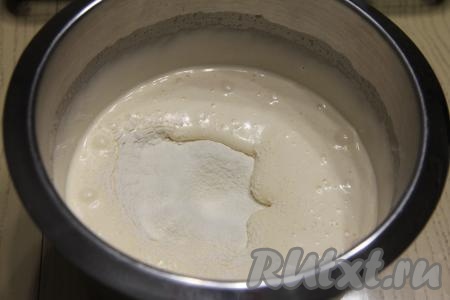 К яйцам с сахаром всыпать соль и половину просеянной муки.