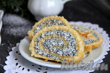 Рулет, приготовленный с творожно-маковой начинкой, получился очень красивым, нежным и вкусным. Отличная выпечка к чаю, попробуйте! 