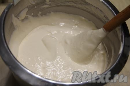 Аккуратно движениями силиконовой лопатки снизу вверх вмешать муку в бисквитное тесто. Частями добавляя оставшуюся муку и полностью вмешивая её с помощью лопатки, замесить в меру густое, воздушное бисквитное тесто, напоминающее сметану средней жирности.