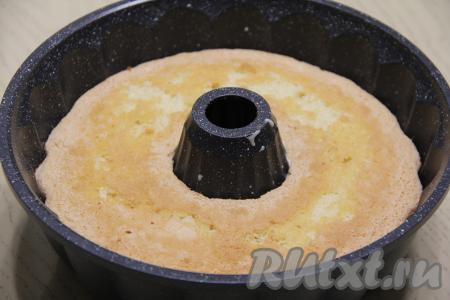 Накрыть третьим коржом и слегка прижать.