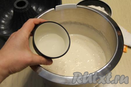 Влить ко взбитой массе ледяную воду и перемешать лопаткой.