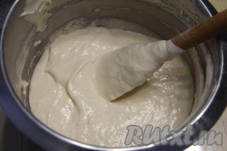 Всыпая понемногу оставшуюся муку, каждый раз полностью вмешивая её, учитывайте, что тесто для бисквита должно получиться очень воздушным, напоминающим сметану средней густоты.