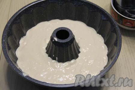 В этот раз для выпечки бисквита я использовала форму для выпечки кексов диаметром 22 сантиметра, но это непринципиально, можно взять обычную разъёмную круглую форму. Форма у меня литая, поэтому маслом я её перед выкладыванием теста не смазывала. Выложить тесто в форму, разровнять и поставить в хорошо прогревшуюся духовку.