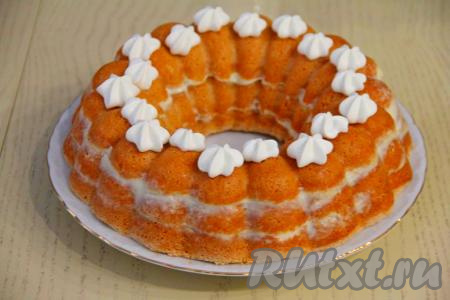 Поставить бисквитный торт с бананами и сгущёнкой на пропитку в холодильник на ночь. Готовый тортик перевернуть на тарелку. Украсить по желанию. Я украсила сливками, взбитыми с сахарной пудрой. Можно украсить растопленным шоколадом, шоколадной или сахарной помадкой.