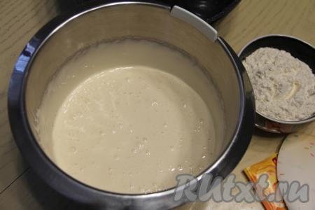 Взбить яйца с сахаром миксером на максимальной скорости в течение 7 минут. Яичная масса в результате взбивания должна стать пышной и достаточно светлой.