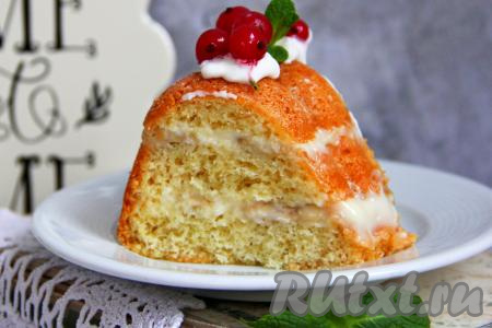 А вот как выглядит бисквитный торт с бананами и сгущёнкой в разрезе. Он очень нежный, воздушный, и вкусный, а готовить его совсем несложно.