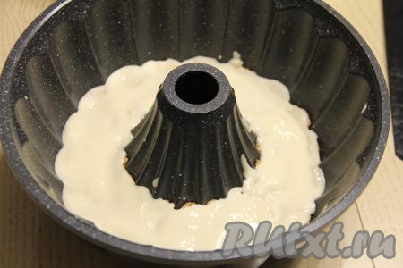 В форму, в которой выпекали бисквит, выложить первый корж, смазать его половиной крема. Так как крем достаточно жидкий, поэтому мы формируем торт именно в форме, чтобы крем впитался. В этом рецепте используется именно жидкий крем и он служит для пропитки бисквита, а бананы идут для прослойки.