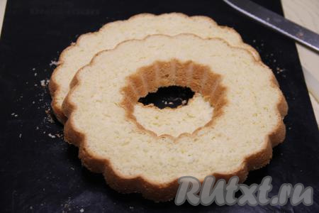 Остывший бисквит разрезать на три части.