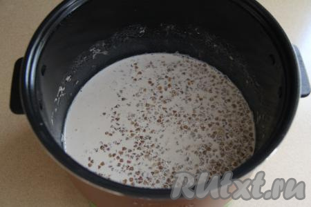 Установить чашу с гречкой и молоком в мультиварку, закрыть крышку. Выставить на 30 минут режим "Молочная каша". После звукового сигнала в готовую молочную гречневую кашу добавить сливочное масло и перемешать.