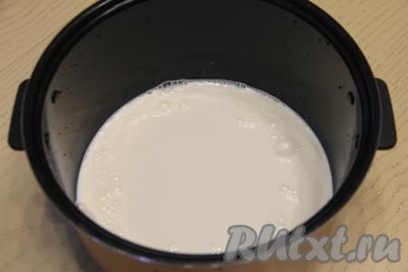 Влить молоко и перемешать.