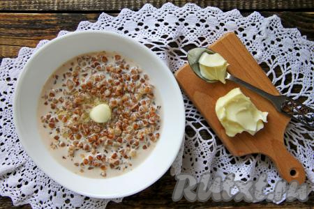 Не густую, аппетитную, вкусную гречневую кашу, сваренную на молоке, разложить из чаши мультиварки Редмонд по тарелкам и горячей подать к столу.